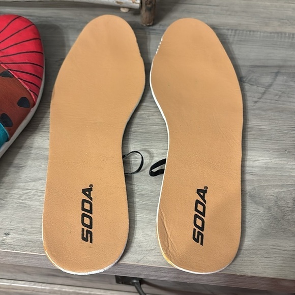 PRE OWNED CUSTOM HANDMADE PAINTED SCOOBY-DOO SLIP ON FLATS SHOES - Picture 10 of 15